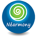 Logo de la maque Néarmony : rond bleu dans lequel est inscrit un autre rond vert entouré de lignes blanches stylisées et la marque Néarmony écrite en blanc.